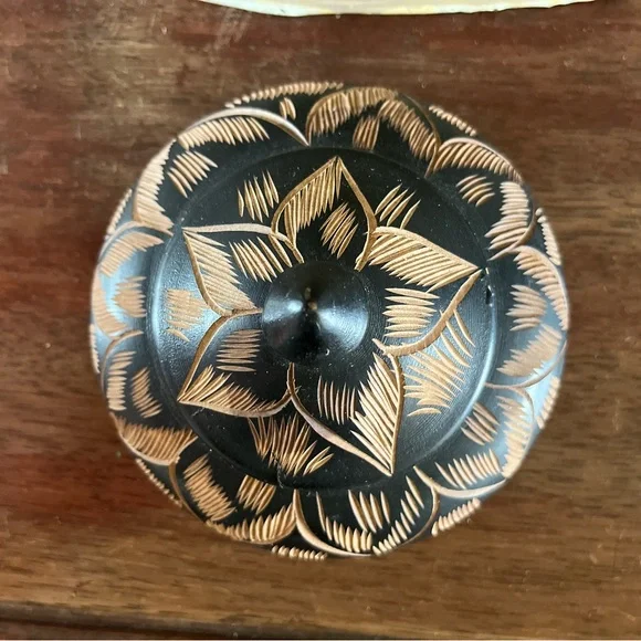 Black wood carved round box - Picture 2 of 5